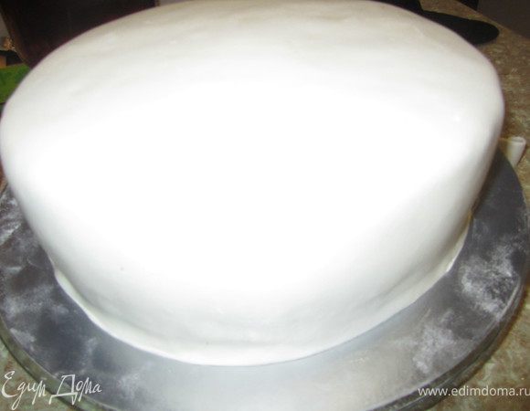 Выравниваем торт. Сначала хорошо выравниваем верх, потом бока.