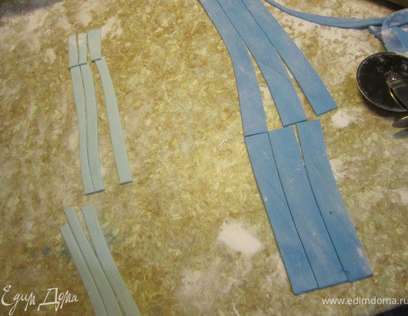 Из белой, голубой, коричневой мастики делаем полосочки.