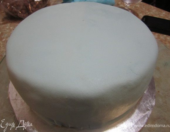 Второй ярус покрываем голубой мастикой.
Хорошо разглаживаем.
