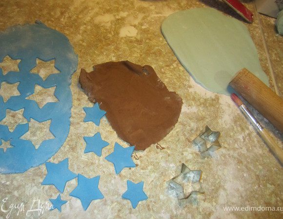 Из мастики вырезаем звездочки.