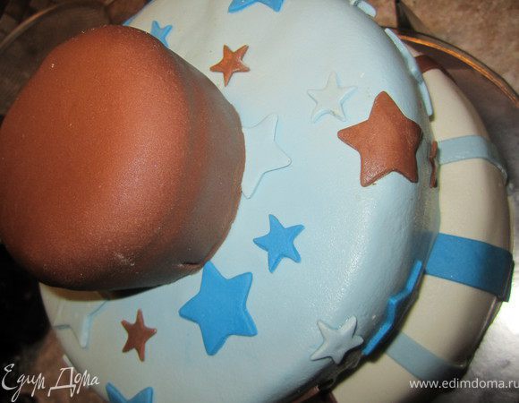 Самый верхний ярус я сделала из остатков бисквита. 
Измельчила в крошку добавила масло, сгущенное молоко.
Сформировала. Покрыла масляным кремом и шоколадной мастикой.