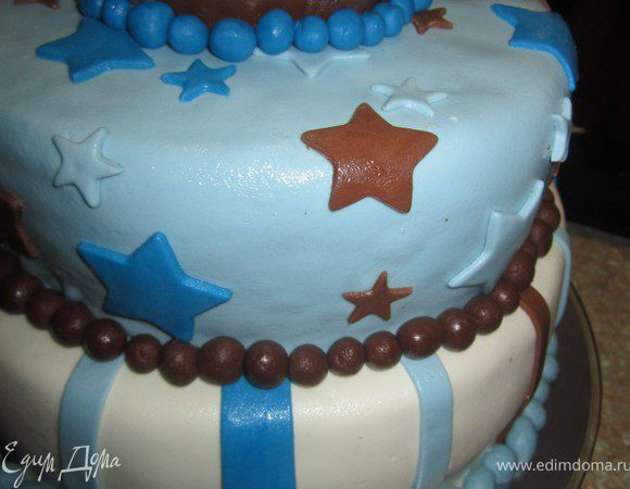 По краям ярусов выложить  шарики.