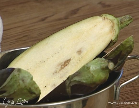 Баклажаны разрезать пополам, присыпать солью и оставить на несколько минут, чтобы они отдали горечь.