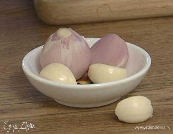 Лук и чеснок почистить и тоже мелко нарезать.