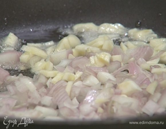 Разогреть в сковороде 3 ст. ложки оливкового масла и обжарить нарезанные лук и чеснок.