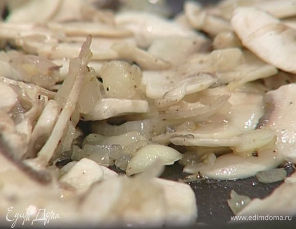 Добавить грибы, посолить и поперчить, потушить несколько минут, затем всыпать петрушку.