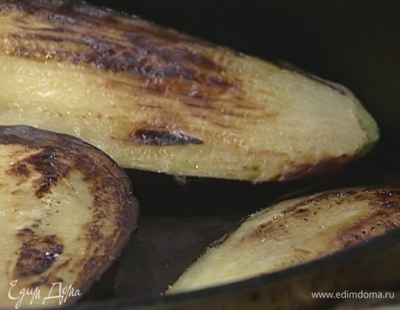 В другой сковороде разогреть оставшееся оливковое масло и обжаривать баклажаны по 5–7 минут на каждой стороне.