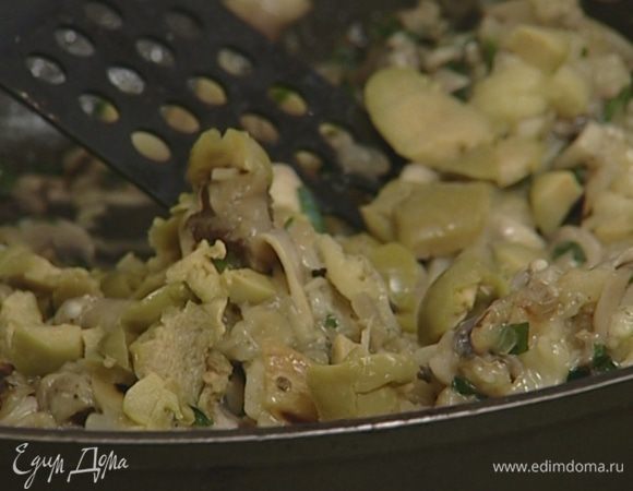 Перемешать мякоть баклажанов с грибами и оливками, посолить, поперчить, добавить орегано и прованские травы.