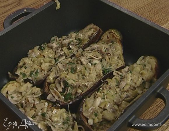 Начинить баклажаны и присыпать миндалем.