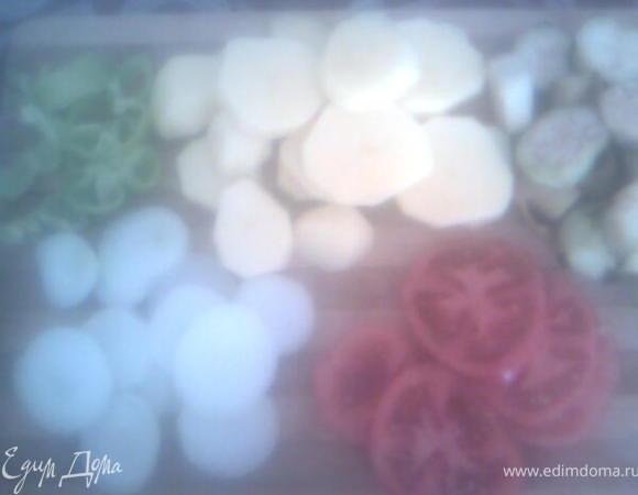 будете готовить с мясом то приготовьте фарш,добавив лук,посолите,поперчите и сделайте пяточки(обыкновенные)
приготовте продукты,порезав их кружочками