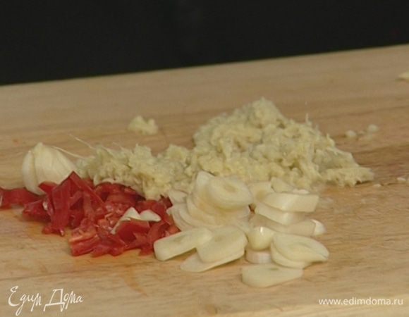 Чеснок почистить и нарезать пластинками.