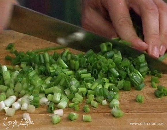 Зеленый лук измельчить.