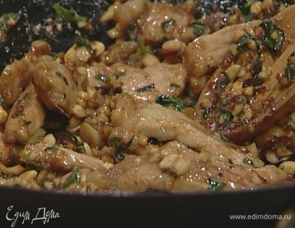 Отправить свинину в получившийся соус и жарить еще 2—3 минуты.