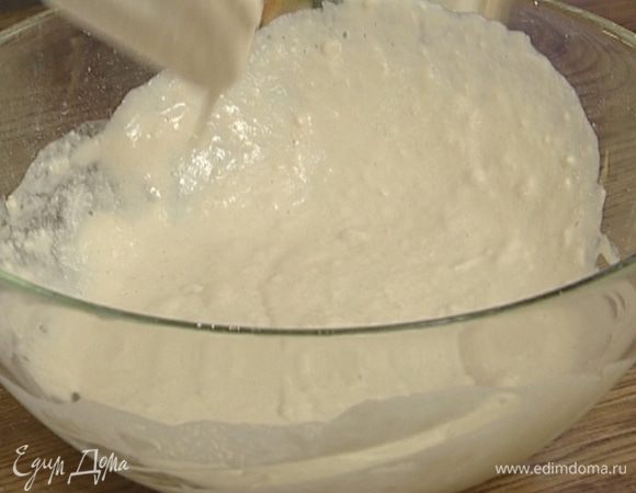 Добавить в опару оставшуюся пшеничную муку, муку грубого помола, 75 мл апельсинового сока, 1 ч. ложку соли и вымесить тесто.