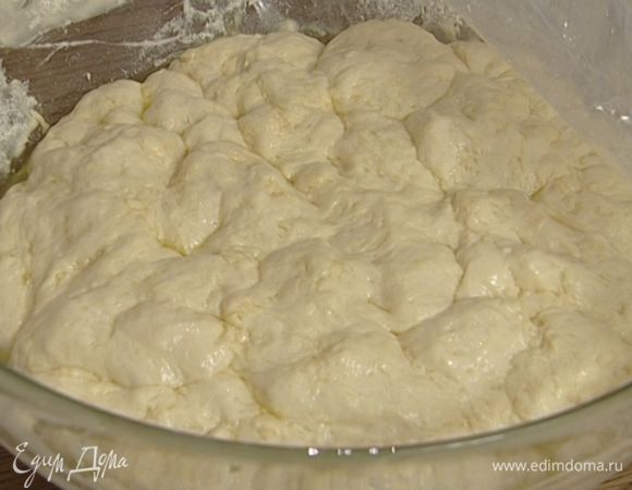 Еще два раза, с интервалом в 45 минут, добавлять по 25 мл масла, обминать тесто и ставить в теплое место.