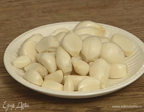 Чеснок разделить на зубчики и почистить.