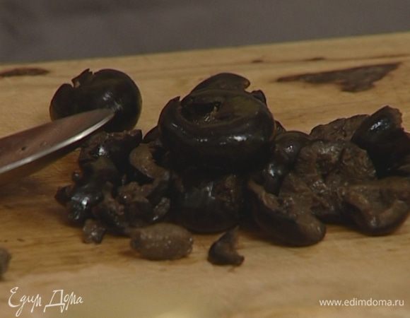 Из оливок вынуть косточки.