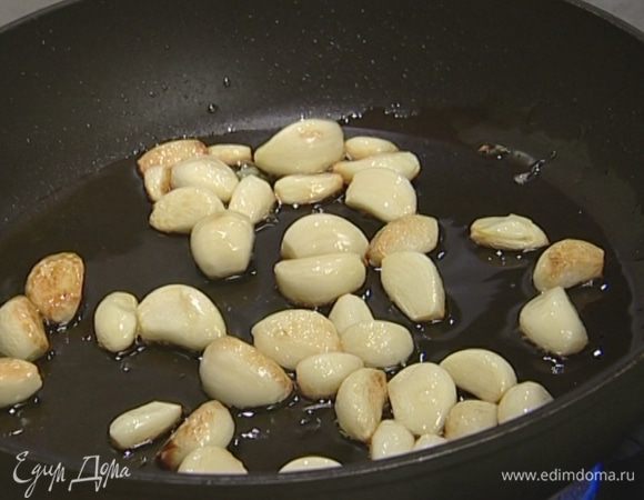 В тяжелой сковороде разогреть немного оливкового масла и обжарить чеснок.