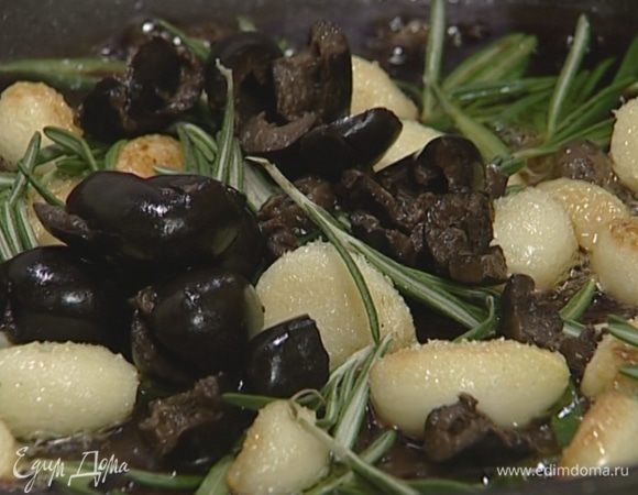 Влить 2 ст. ложки воды и бальзамический уксус, добавить оливки, сахар, листья розмарина, перец и оставшуюся соль. Тушить на медленном огне 5 минут.