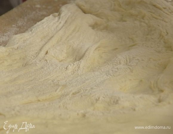 Раскатать тесто в прямоугольный пласт толщиной 1–2 см.