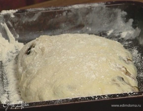 Присыпать противень мукой, выложить на него конверт из теста с начинкой, смазать оливковым маслом.