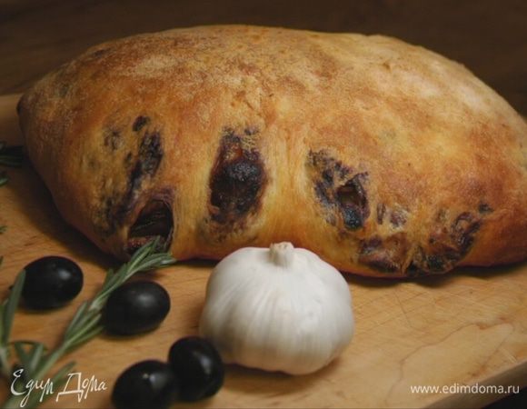 Выпекать 5 минут при температуре 250°С, затем убавить до 180°С и выпекать еще 35–40 минут, до появления хрустящей корочки. Разрезать хлеб, только когда он остынет.