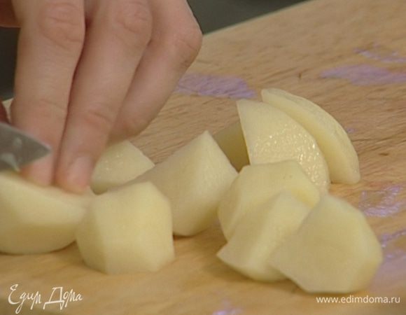 Картофель почистить, порезать на небольшие кусочки, залить водой и оставить на 30 минут, чтобы ушел лишний крахмал.
