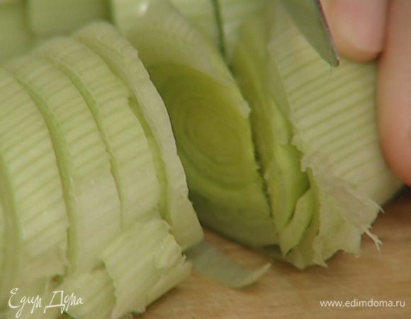 Светлую часть лука-порея нарезать кольцами.