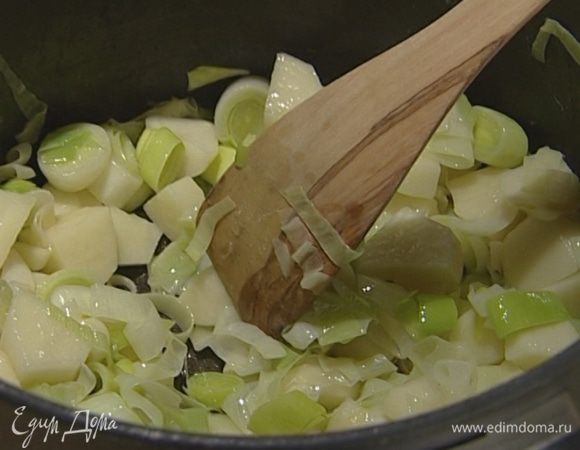 Добавить картошку, тушить 1–2 минуты, постоянно помешивая.