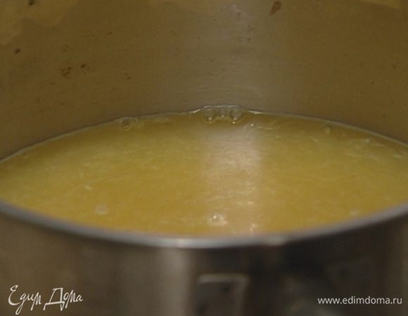 В остальной сок добавить сахар, поставить на огонь и довести до кипения, но не кипятить.