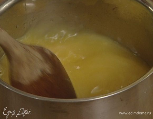 Соединить горячий апельсиновый сок с замоченным желатином, перемешать.