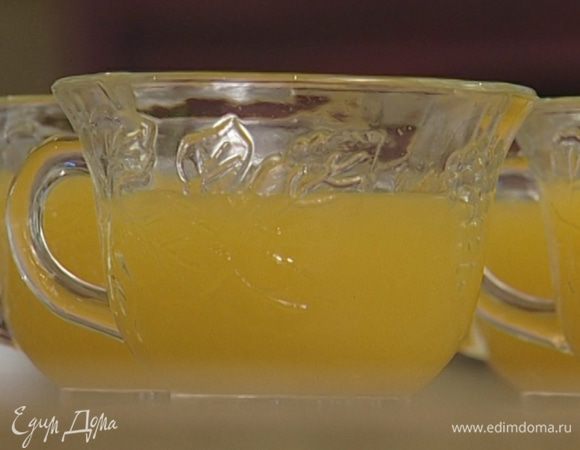 Когда желатин растворится, разлить желе по небольшим чашкам, остудить и поставить в холодильник на 2 часа.