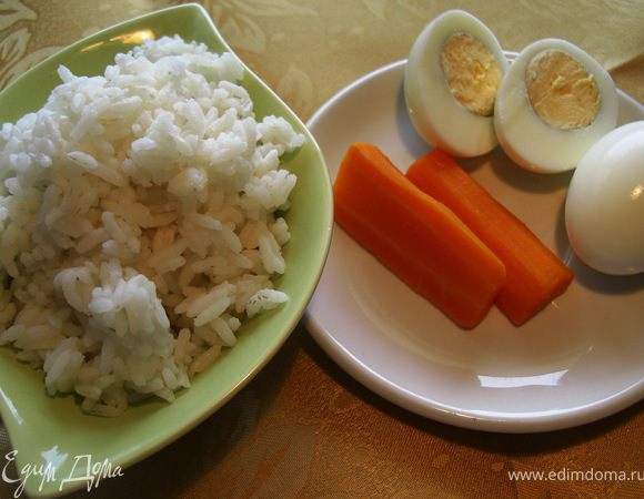 1.Сварить рис, яйца и морковь.