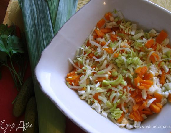 2.Нарезать яйца и морковь, соленые огурцы, порей (вкуснee белый, сладкый лук, но, большинство  не любят его из-за запахa).