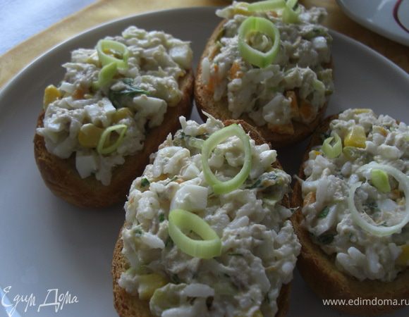 5.Полученю массy  приправить по вкусу специями, лимоном и свежей  зеленью.
Oчень вкусно на завтрак подготовить тосты.Приятного завтрака! И не только вдвоем...