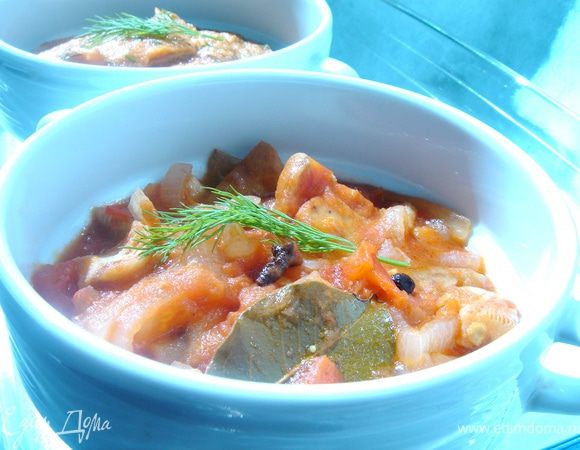 Нарезать лук на четвертинки колец,грузди-на кусочки.Влить в кастрюлю масло и тушить на среднем огне лук с грибами минут 10-15.Затем добавить нарезанные помидоры и тушить ещё 15-20 минут.Добавить соль и специи.Специи добавляйте по своему вкусу.Если помидоры достаточно кислые сократите количество уксуса и добавьте небольшое количество сахара(2-3 ч.л.).Тушить ещё 10 минут на медленном огне.Салат готов!