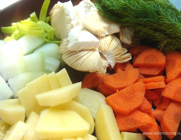 В кастрюле вскипятить 500-700 мл воды.Овощи и грибы нарезать произвольно.Варить до готовности.Готовый суп измельчить в блендере,добавить сливки,посолить,поперчить.Прогреть на маленьком огне.Перед подачей посыпать суп измельчённым укропом.Приятного аппетита! 