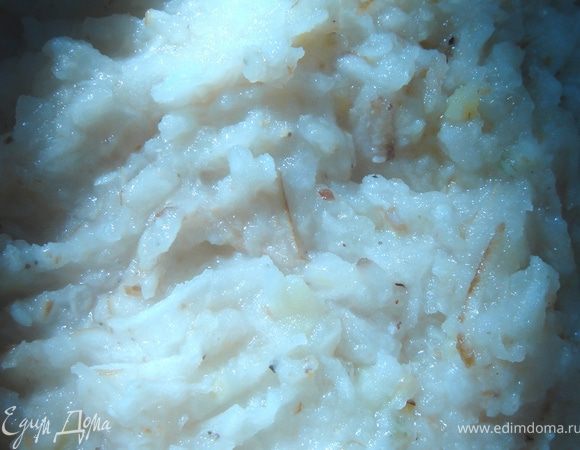 Приготовить фарш №1:грузди натереть на мелкой тёрке или измельчить в блендере(мясорубке)вместе с луком,картофель хорошо размять.Смешать все ингредиенты,посолить,поперчить.Фарш №2:грузди натереть на мелкой тёрке,посолить.Через несколько минут хорошо отжать фарш и удалить лишнюю жидкость.