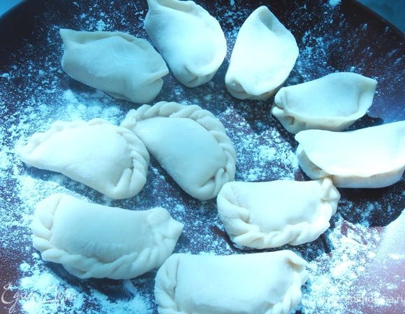 Налепить вареники удобной вам формы.Отварить в подсоленной воде.Подавать со сливочным маслом,сметаной или сметанным соусом.Приятного аппетита!