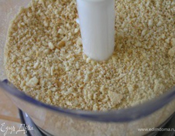 Печенье измельчить с помощью блендера.