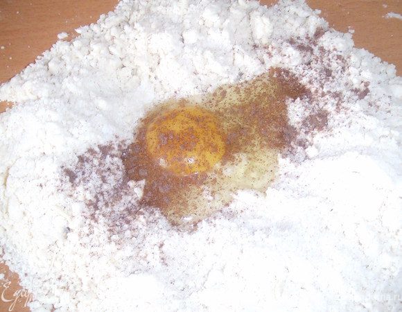 Для теста: просеиваем муку и  высыпаем на стол горкой,натереть на терке маргарин. Добавить яйцо, тертый сыр, соль и мускатный орех.
