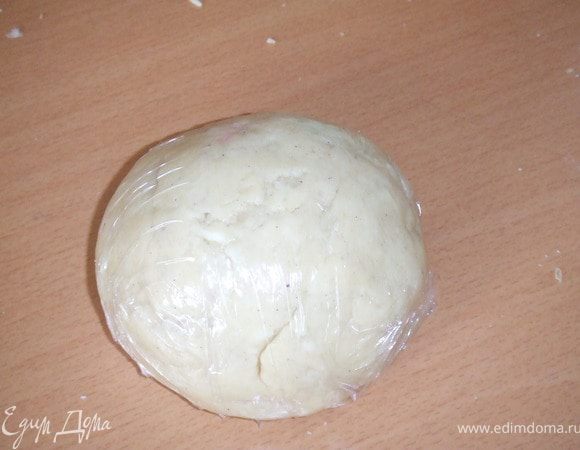Все ингредиенты соединить и замесить тесто . Тесто заворачиваем  в пленку и положить в холодильник на 30 минут. 
