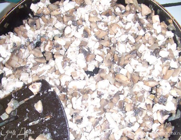 Готовим начинку:
Лук  очистить и нарезать кубиками. На сковороде обжарить лук с добавлением масла до золотистого цвета, добавить грибы и жарить пока не выпарится жидкость. Добавить мелко нарезанные кусочки отварной грудинки.