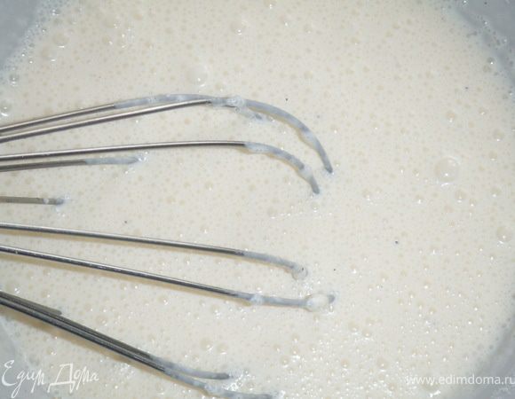 Для заливки:
В глубокой тарелке смешать сметану, сливки, добавить муки, соль и перец. Эту заливку влить  к курице с грибами, и тушить пока до загустения. 