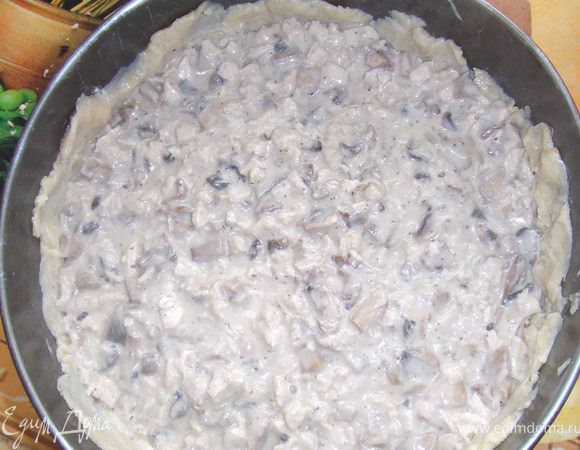 Форму смазать масло, тесто раскатать и выложить в форму, сделать бортики. Выложить начинку и посипать тертым сыром. Выпекать 40 мин. при температуре 180 г.