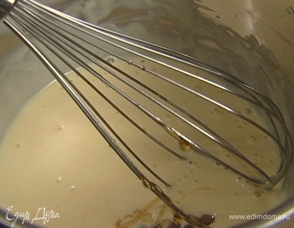 Добавить желток и мед, все перемешать.