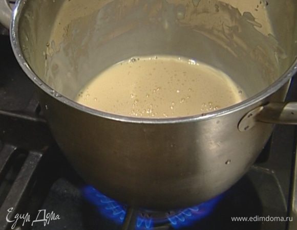 Поставить кастрюлю на огонь и, постоянно помешивая, дождаться, пока крем загустеет. 