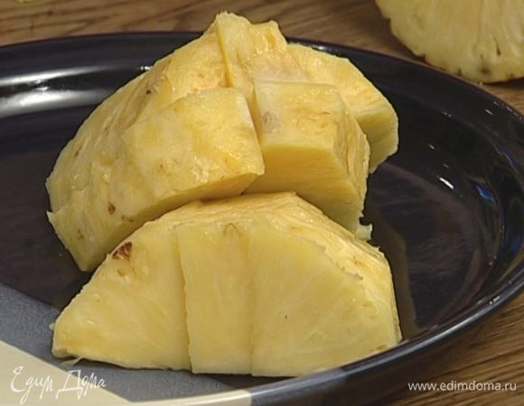 Ананас почистить и порезать на кусочки.
