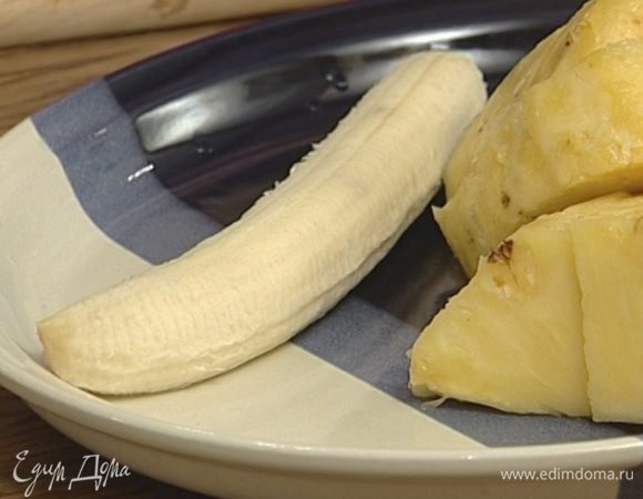 Банан (вы угадали!) тоже почистить и порезать.