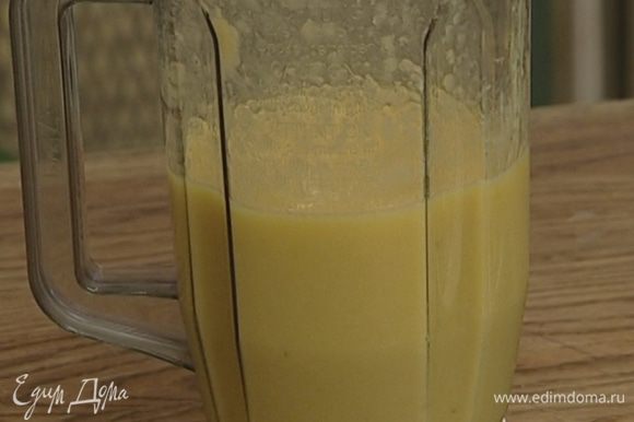 Выложить все ингредиенты в блендер (немного манго оставить), добавить лед или молоко в зависимости от того, для кого коктейль предназначен, и взбивать до получения плотной и однородной массы.